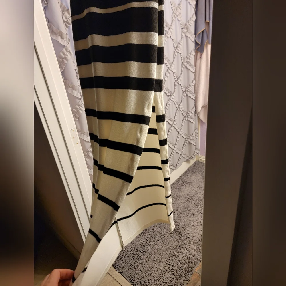 Never been worn black and white dress with side slit, in excellent condition. - Picture 3 of 5
